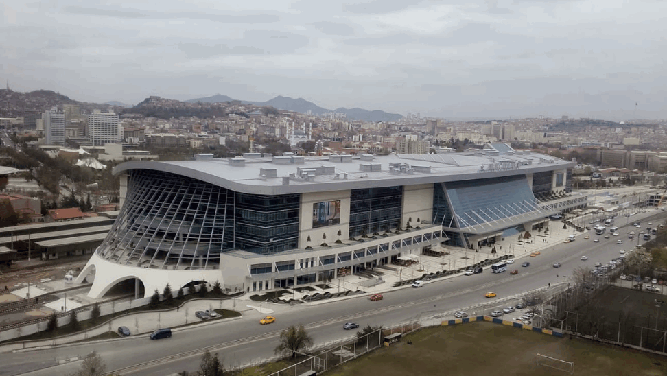 Ankara Garı'nda intihar girişimi; Tren seferleri durdurdu