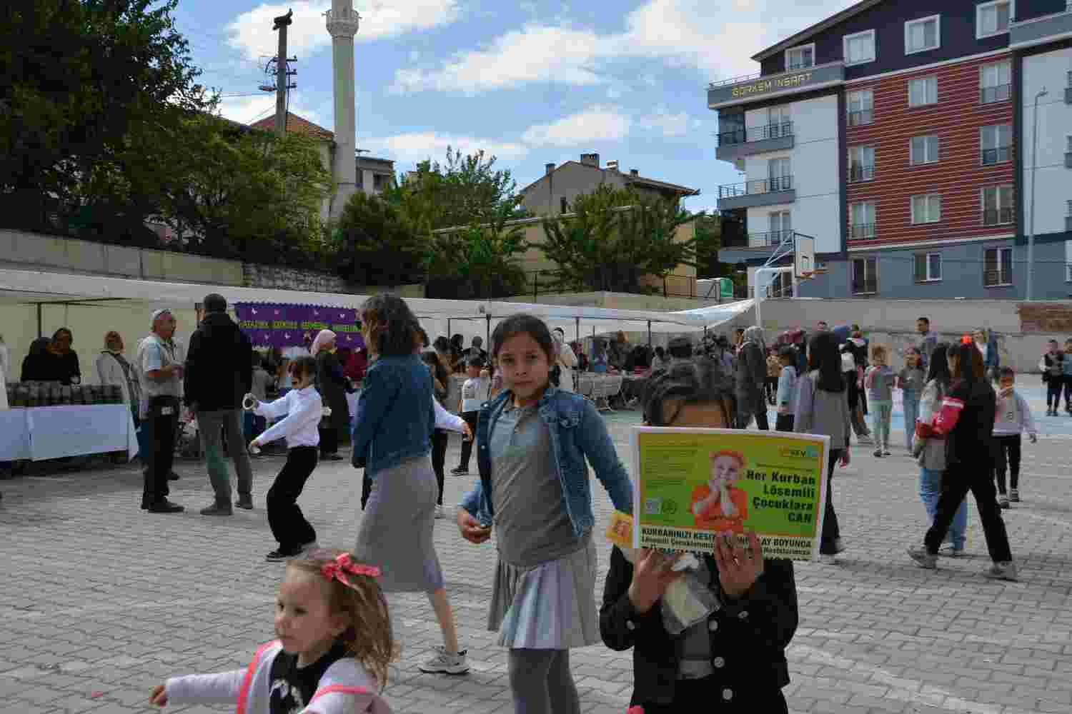 Manisa Demirci'de İlkokul Öğrencileri LÖSEV Yararına Kermes Düzenledi