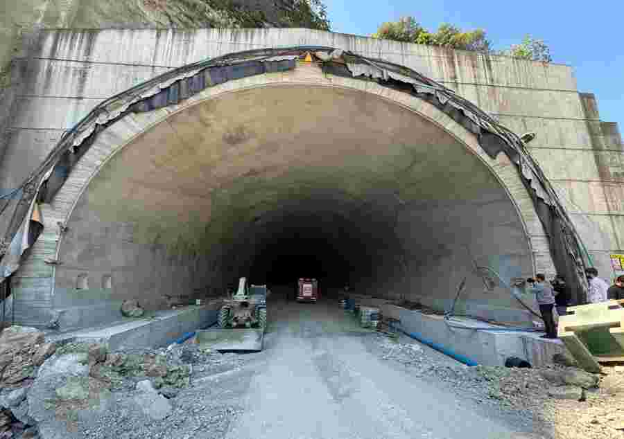 Trabzon'da tünel inşaatında iskele devrildi işçiler mahsur kaldı