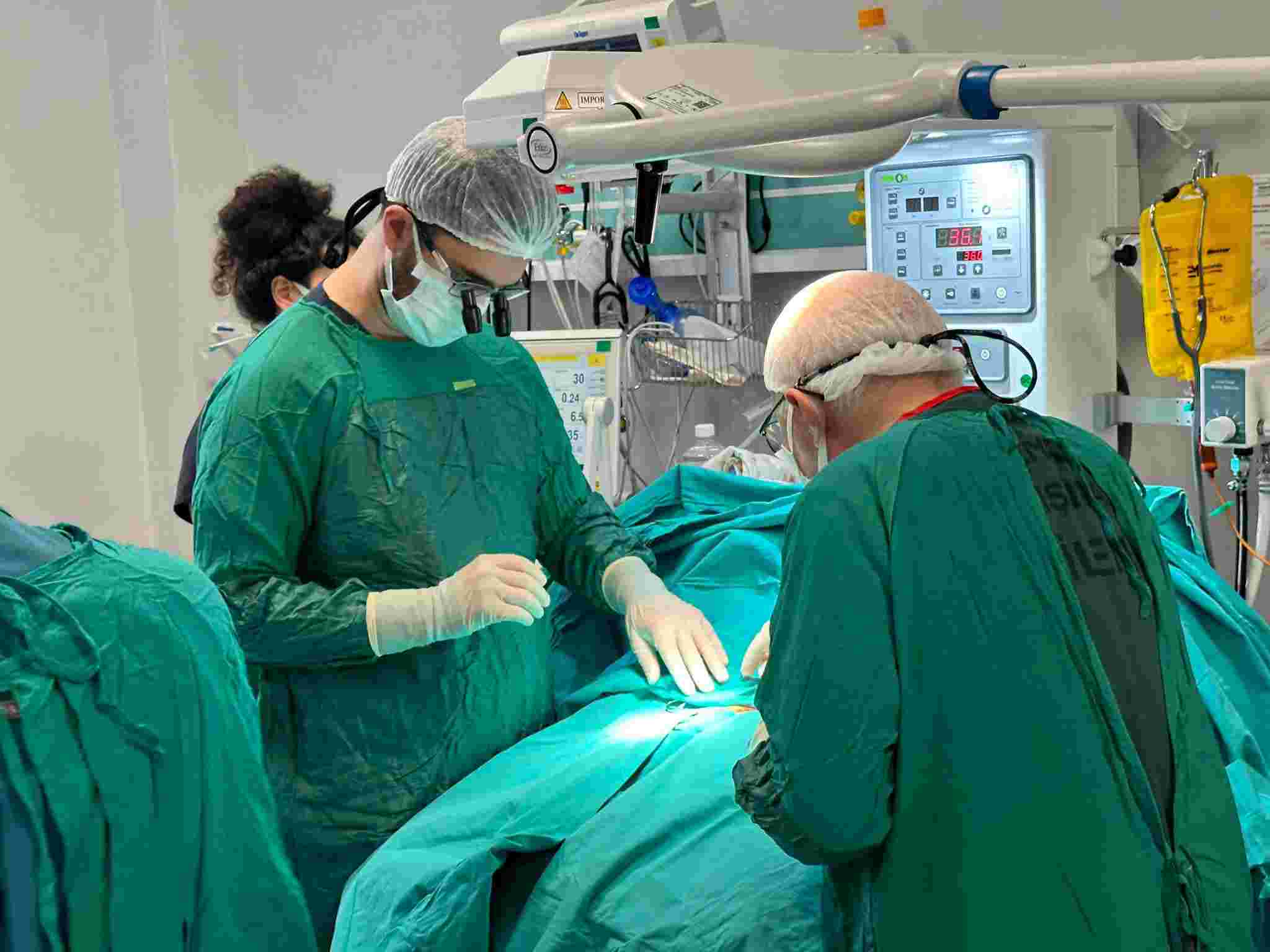 Kalp hastası ikiz bebekler için İstanbul’dan özel ekip geldi