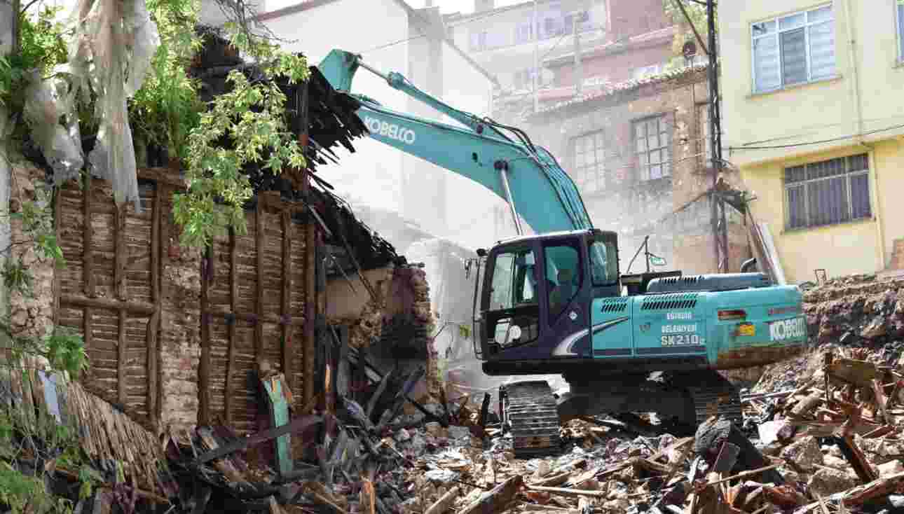 Eğirdir‘deki metruk binalar yıkılıyor