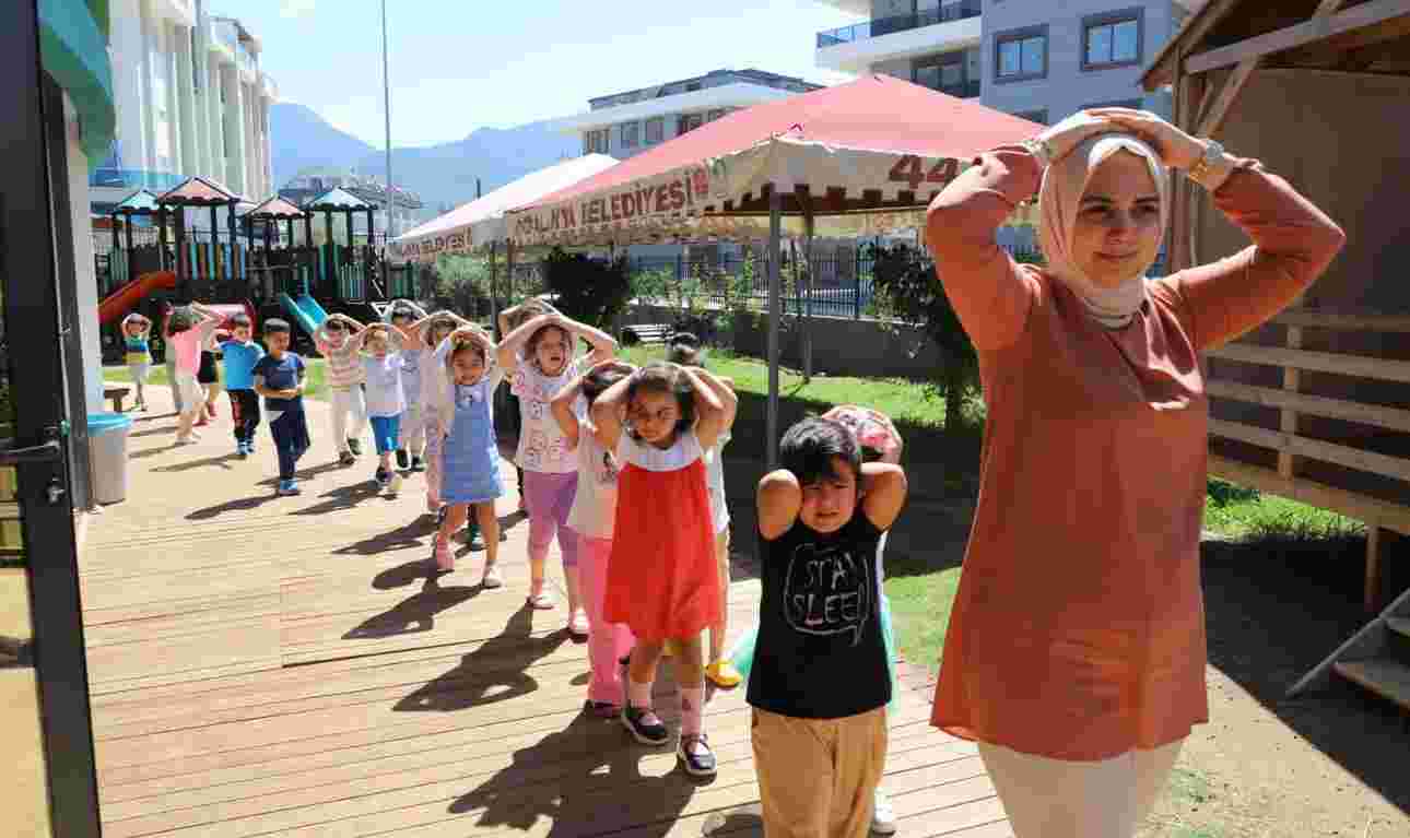 Çocuk kreşinde afet tatbikatı