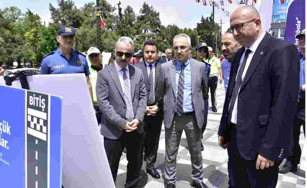 Burdur'da Öğrenciler güvenliğe afişlerle katkı sağlıyor