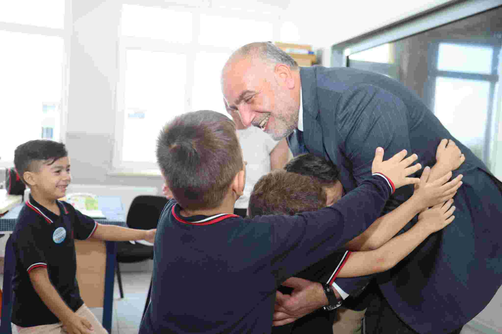 Başkan İbrahim Sandıkçı öğrencilerin yüzünü güldürdü
