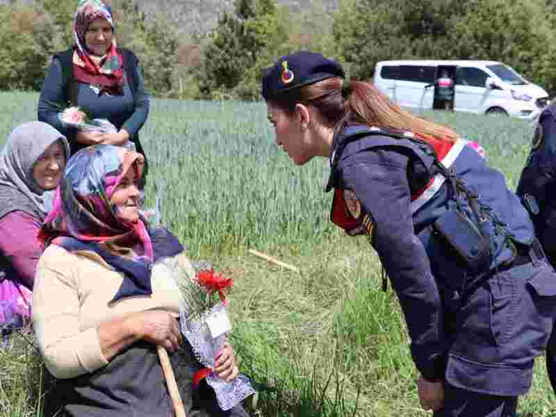 Jandarma Ekipleri Anneleri Unutmadı