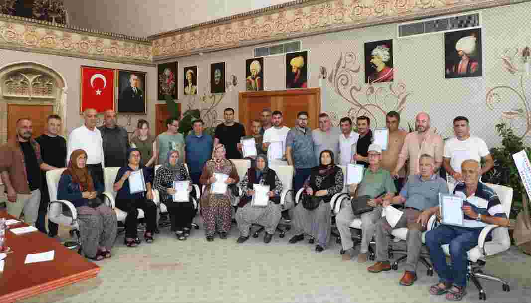 Aksu'da hak sahibi on beş vatandaş tapularını teslim aldı 