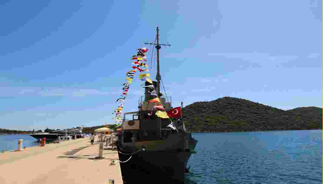 TCG Nusret müze gemisi Kaş'a demir attı