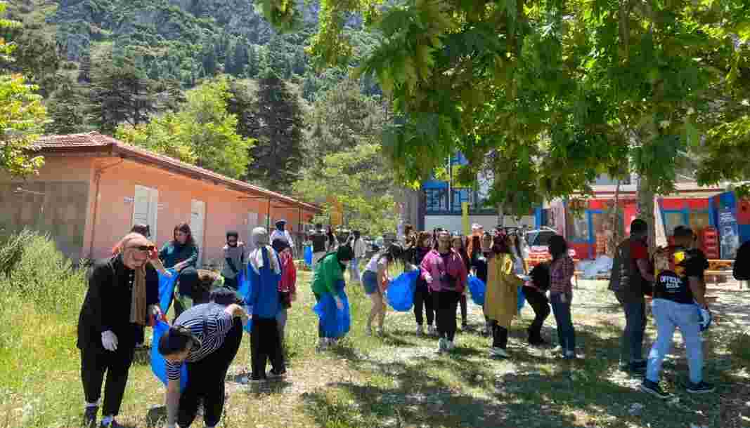 Öğrenciler Eğirdir gölü kıyılarında çevre temizliği yaptı
