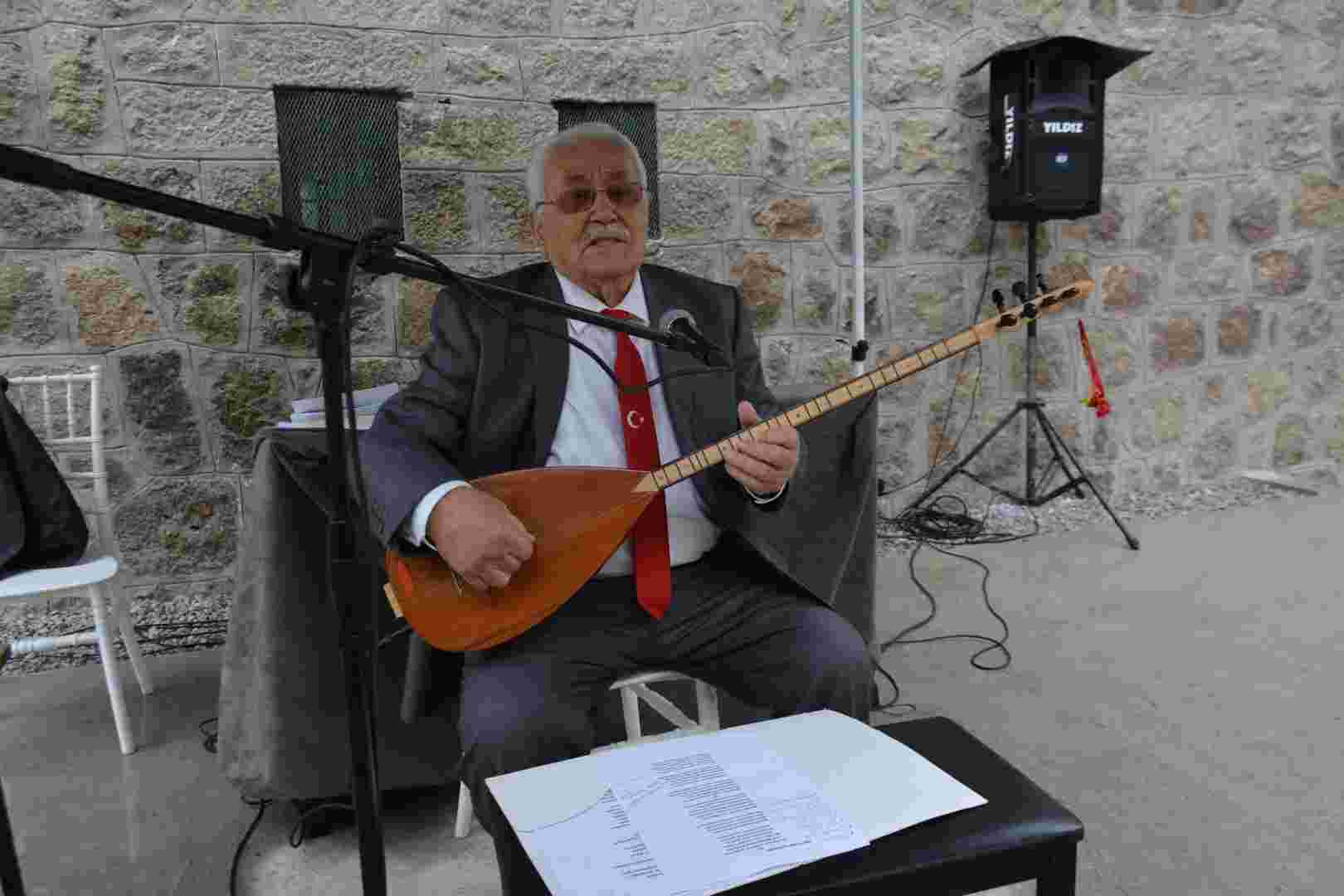 Hapis yattığı cezaevinin avlusunda türkülerini söyledi