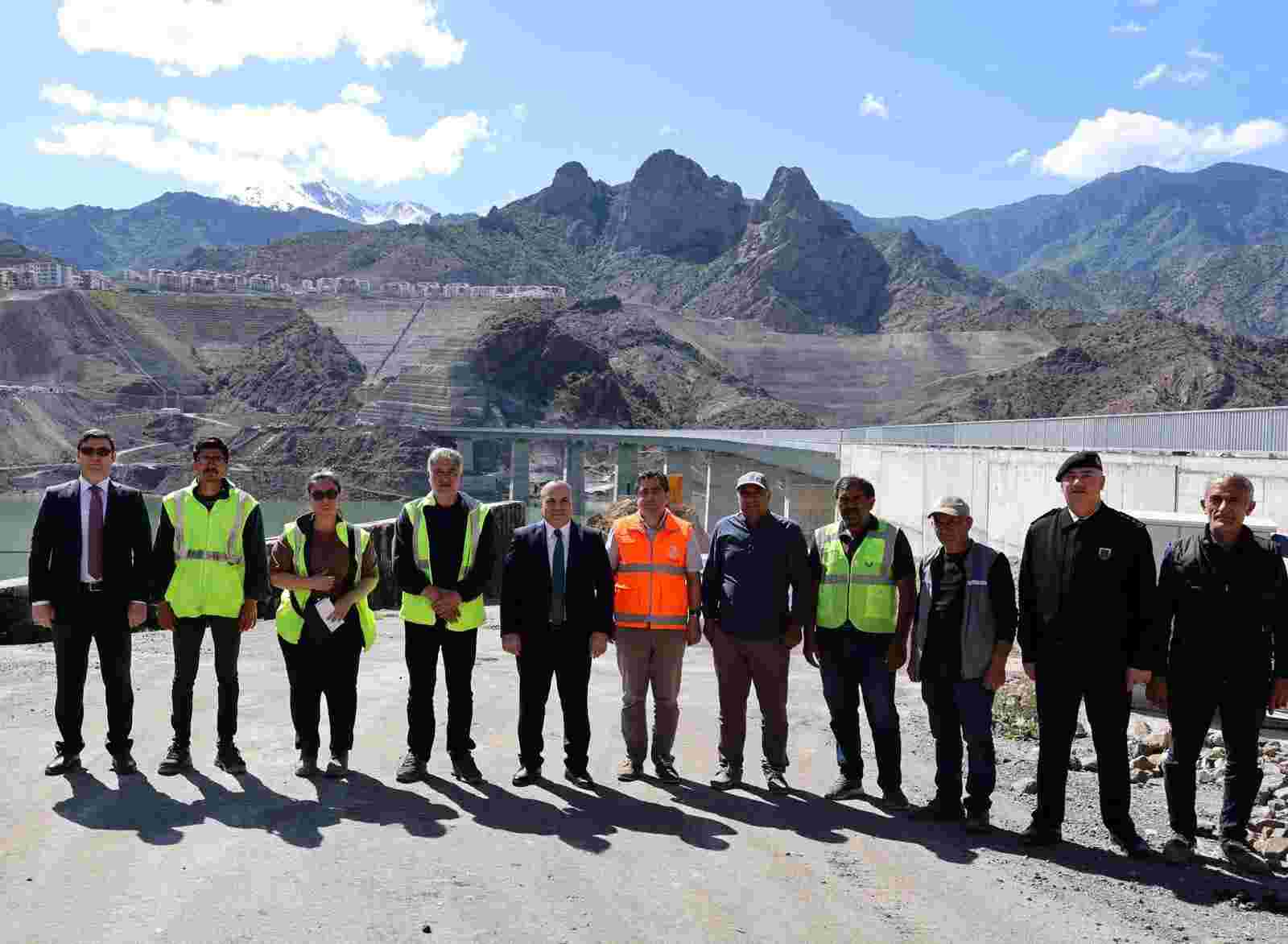 Artvin Valisi Ünsal, Yusufeli Merkez Viyadüğü'nde incelemede bulundu