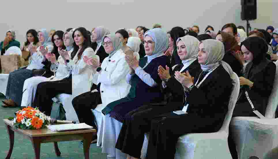 Emine Erdoğan, AK Parti’nin kadın MYK, MKYK üyeleri ve milletvekilleriyle bir araya geldi