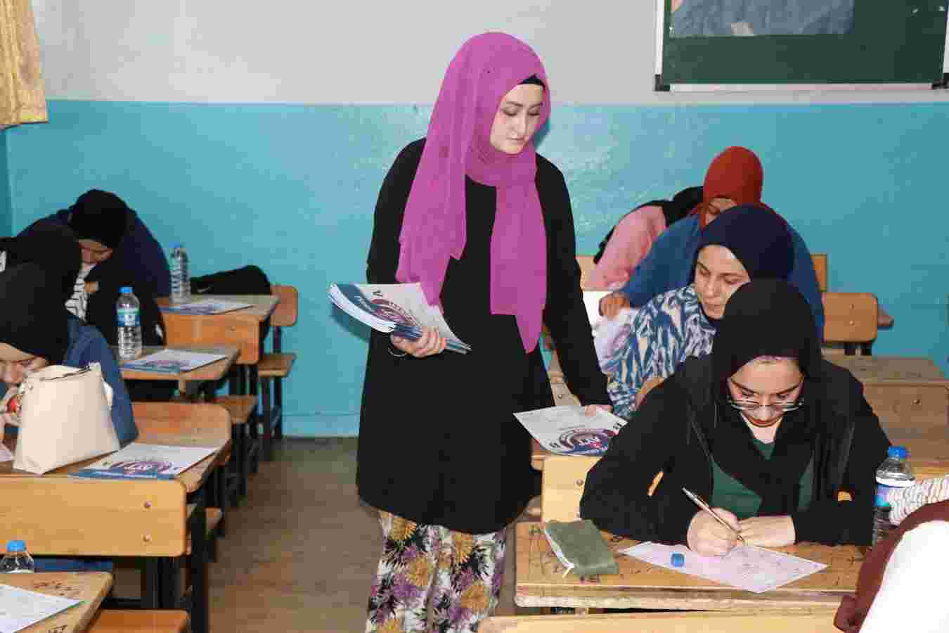 Haliliye Belediyesi, gençleri ÖSYM formatında sorularla sınavlara hazılıyor