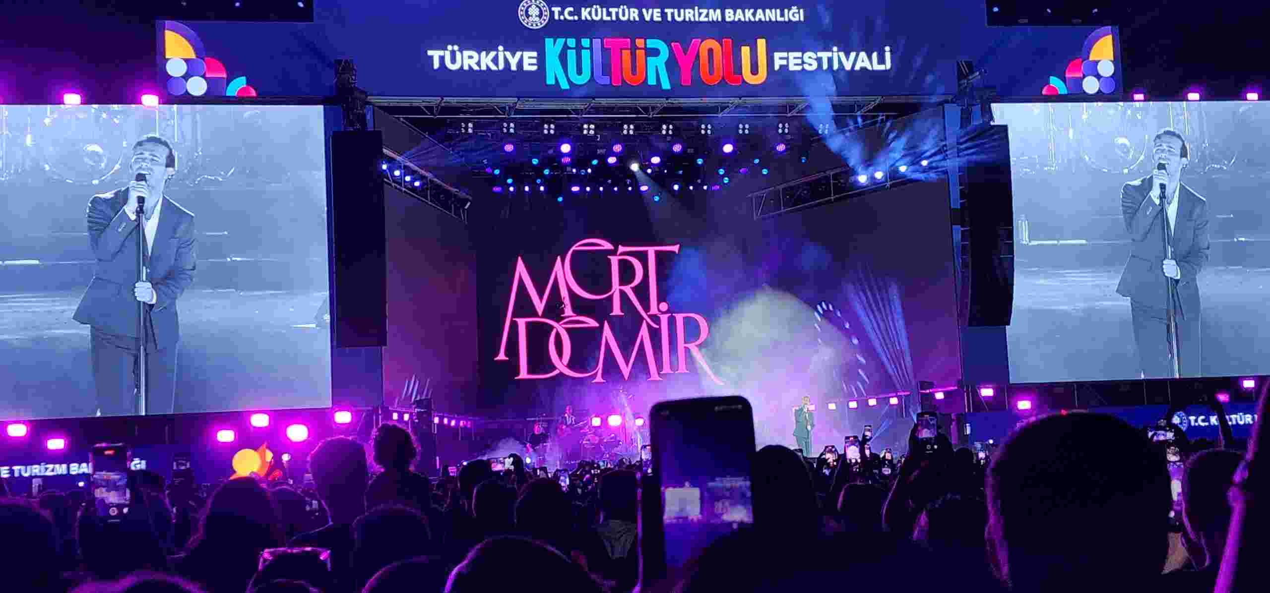 Bursalılar Türkiye Kültür Yolu Festivali'nde Mert Demir konseriyle eğlendi