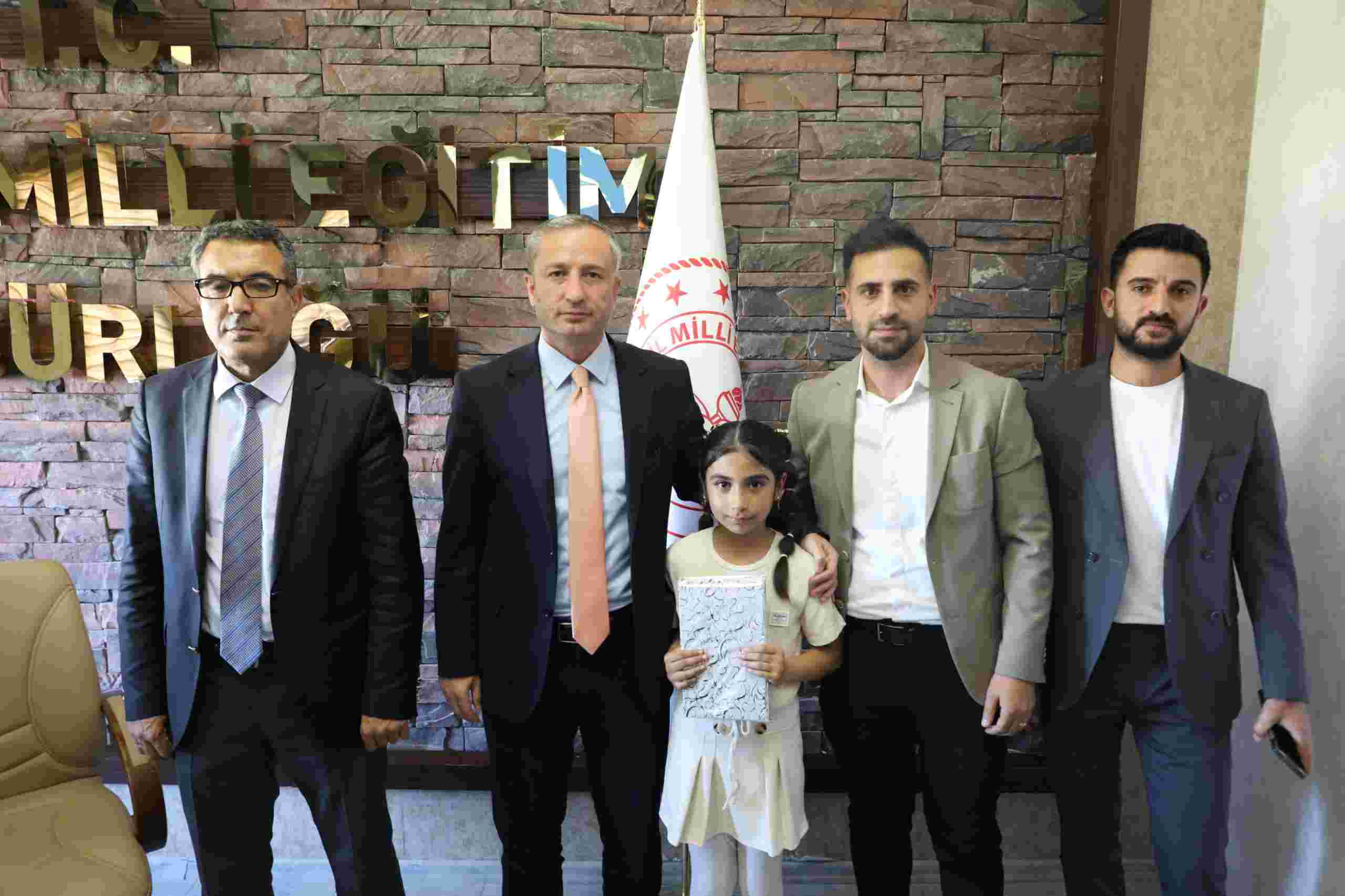 Ağrı'da özel çocuklara mektup yazan öğrenciye ödül