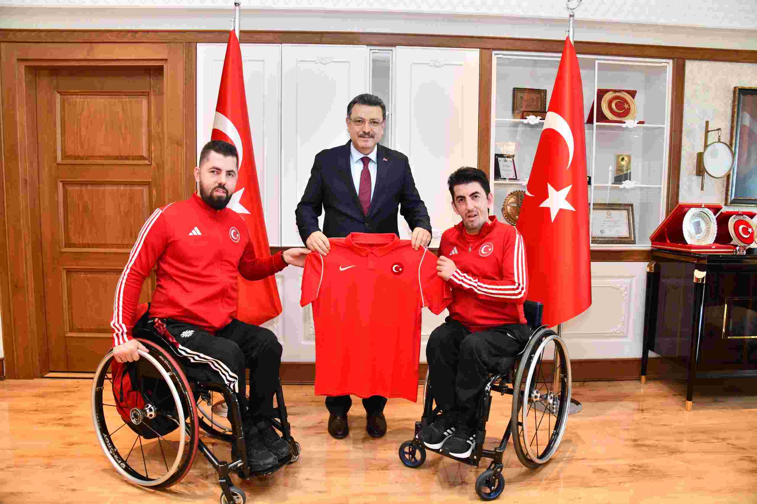 Başkan genç şampiyonları ağırladı