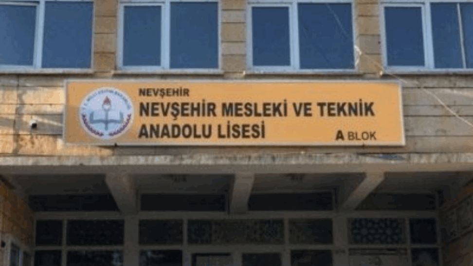 Okul görevlisi, YKS'yi takip eden gazetecilere müdahale etti