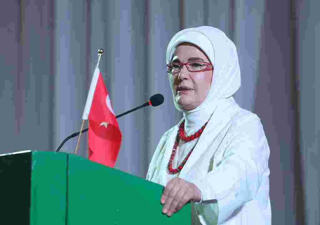 Emine Erdoğan'dan karnelerini alan öğrencilere tebrik mesajı