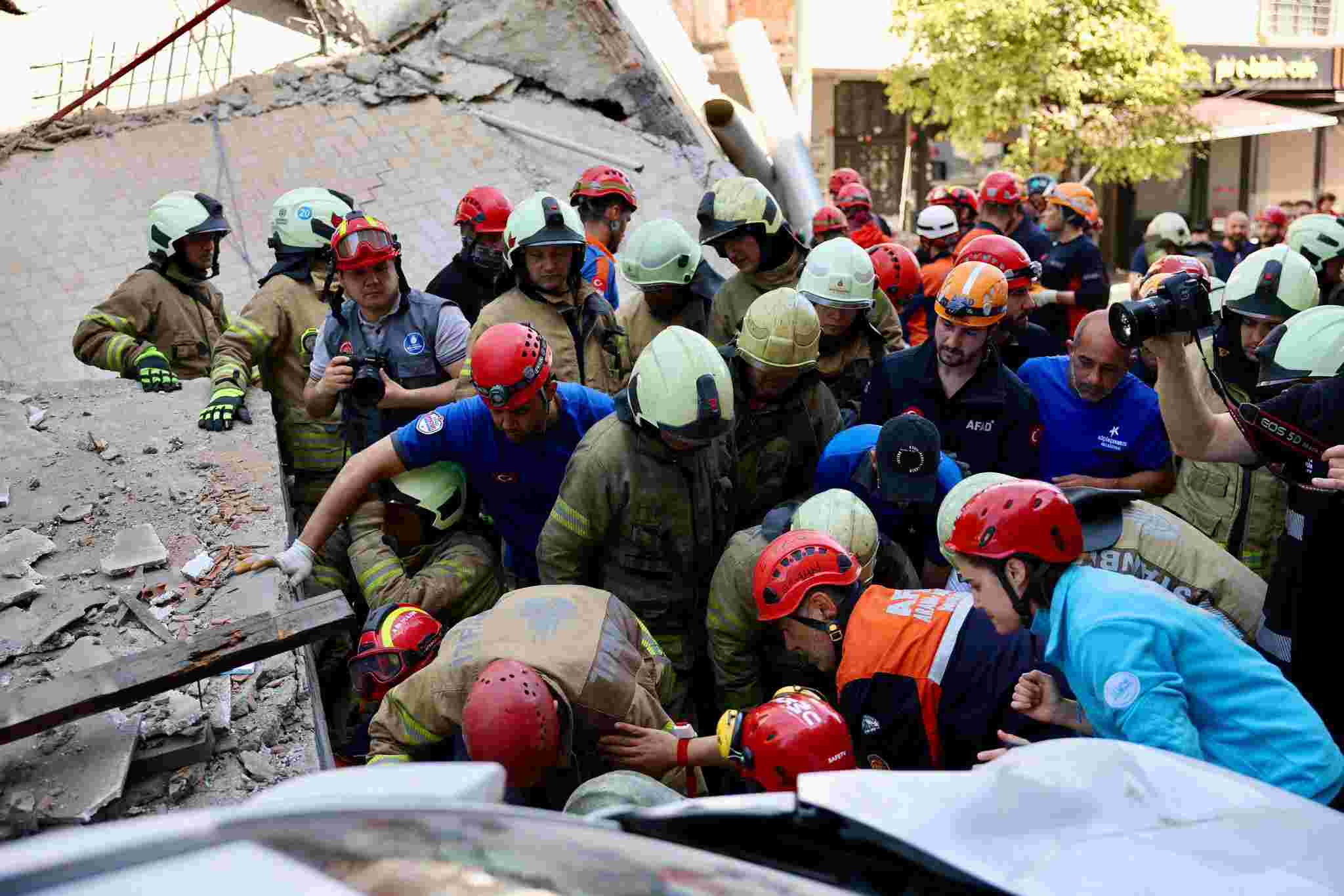 İstanbul'da bina çöktü; 1 ölü, 8 yaralı