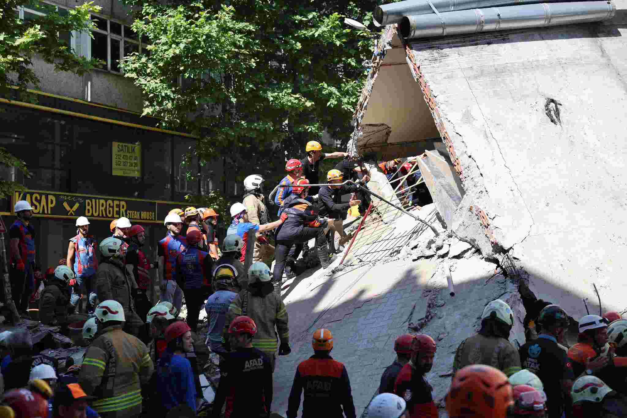 İstanbul'da bina çöktü; enkaz altında çok sayıda kişi var