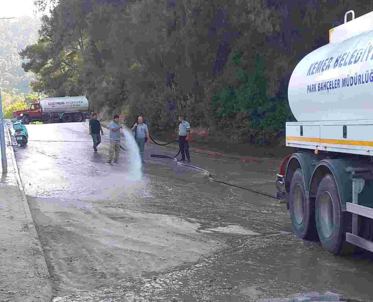 Kemer’de tozlu yollar yıkanıyor