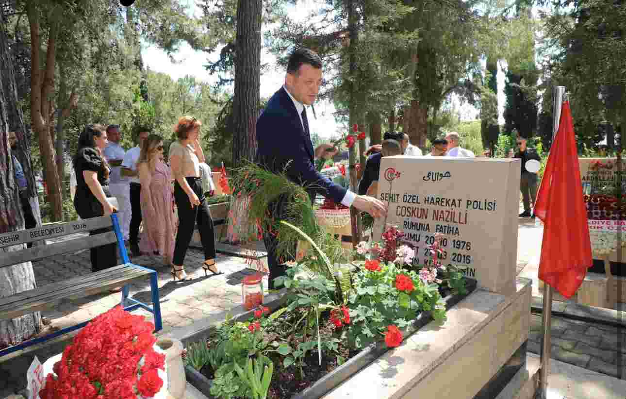 Bayramda şehitlerimizin kabri ziyaret edildi
