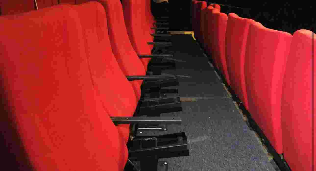 Sinema ve tiyatro salonunda koltuklar döşeniyor