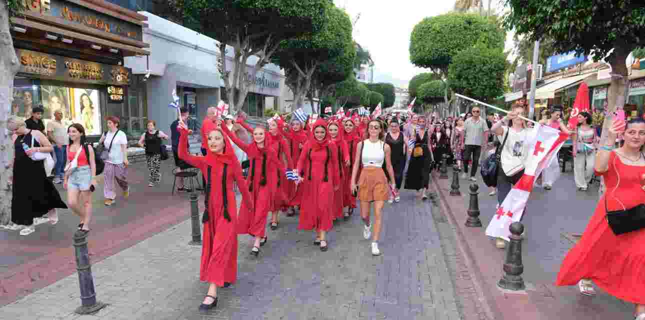 Alanya'da dostluk rüzgarı estiren festival