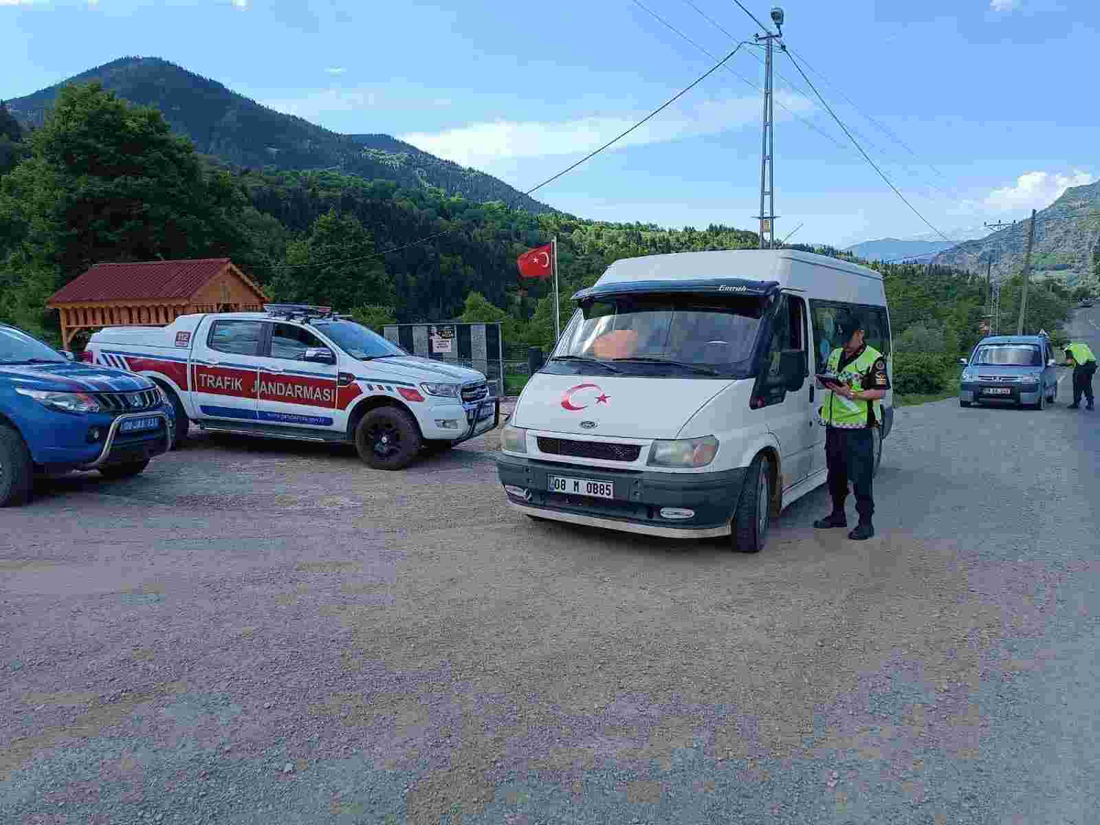 Artvin’de 45 sürücü ve 118 araç trafikten men edildi