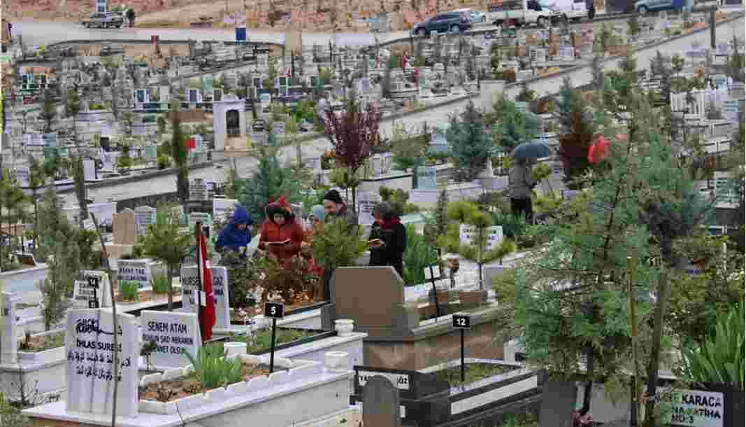 Antalya'da şehitlik ve mezarlıklarda ziyaretçi yoğunluğu