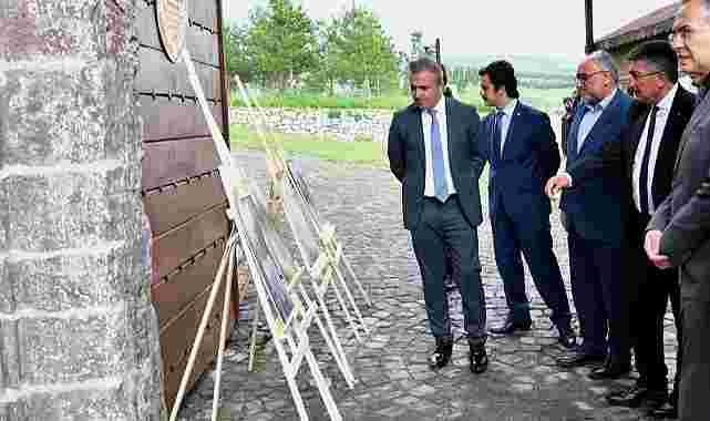 Vali Çiçek, Ardahan Kalesinde açılan fotoğraf sergisini gezdi