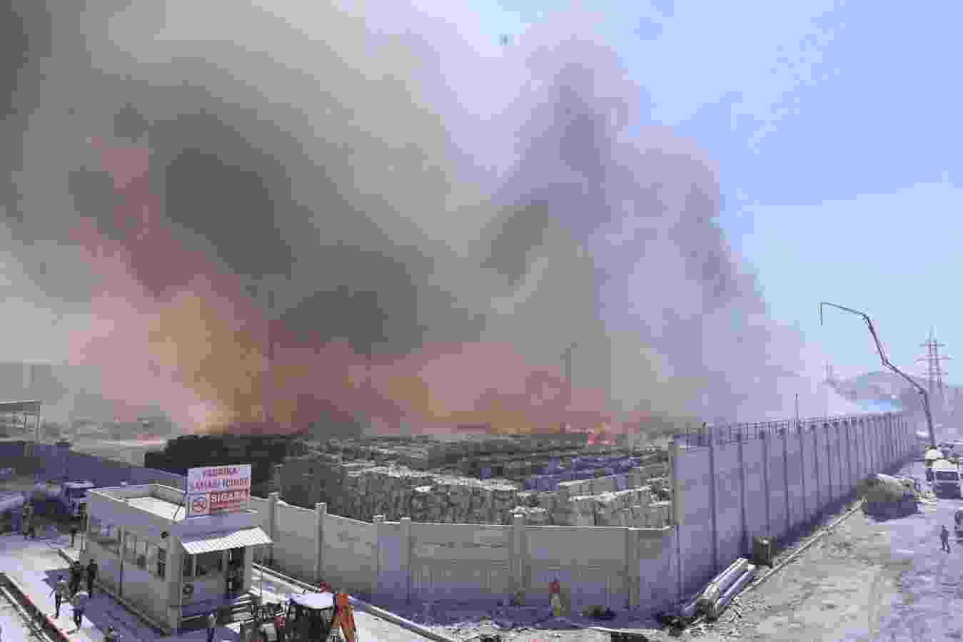 Kağıt fabrikasında çıkan yangın 3 gündür devam ediyor