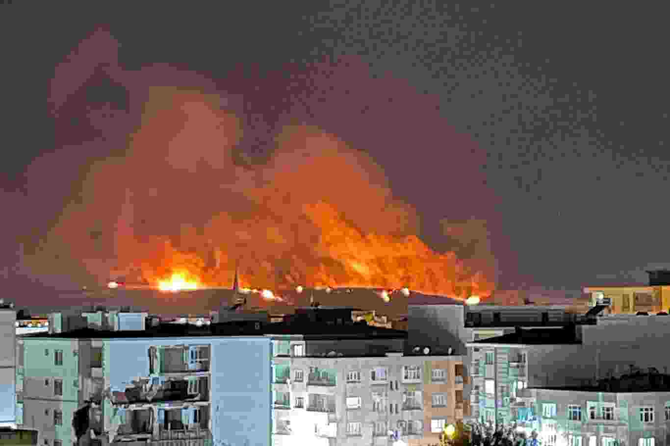 Anız yangını geceyi aydınlattı