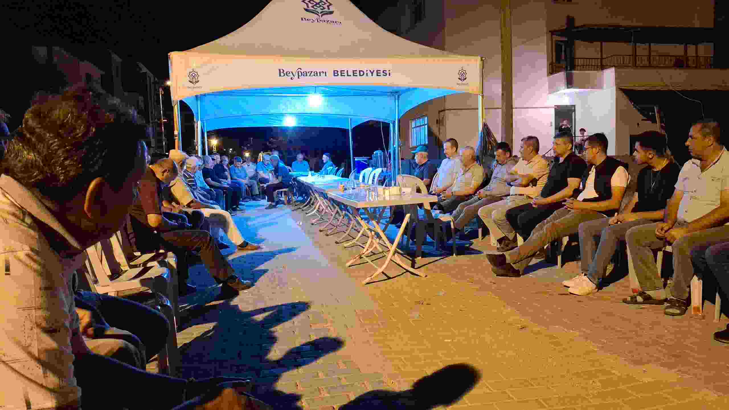 Cenaze sahibinin evinin önüne belediye tarafından taziye çadırı kuruluyor