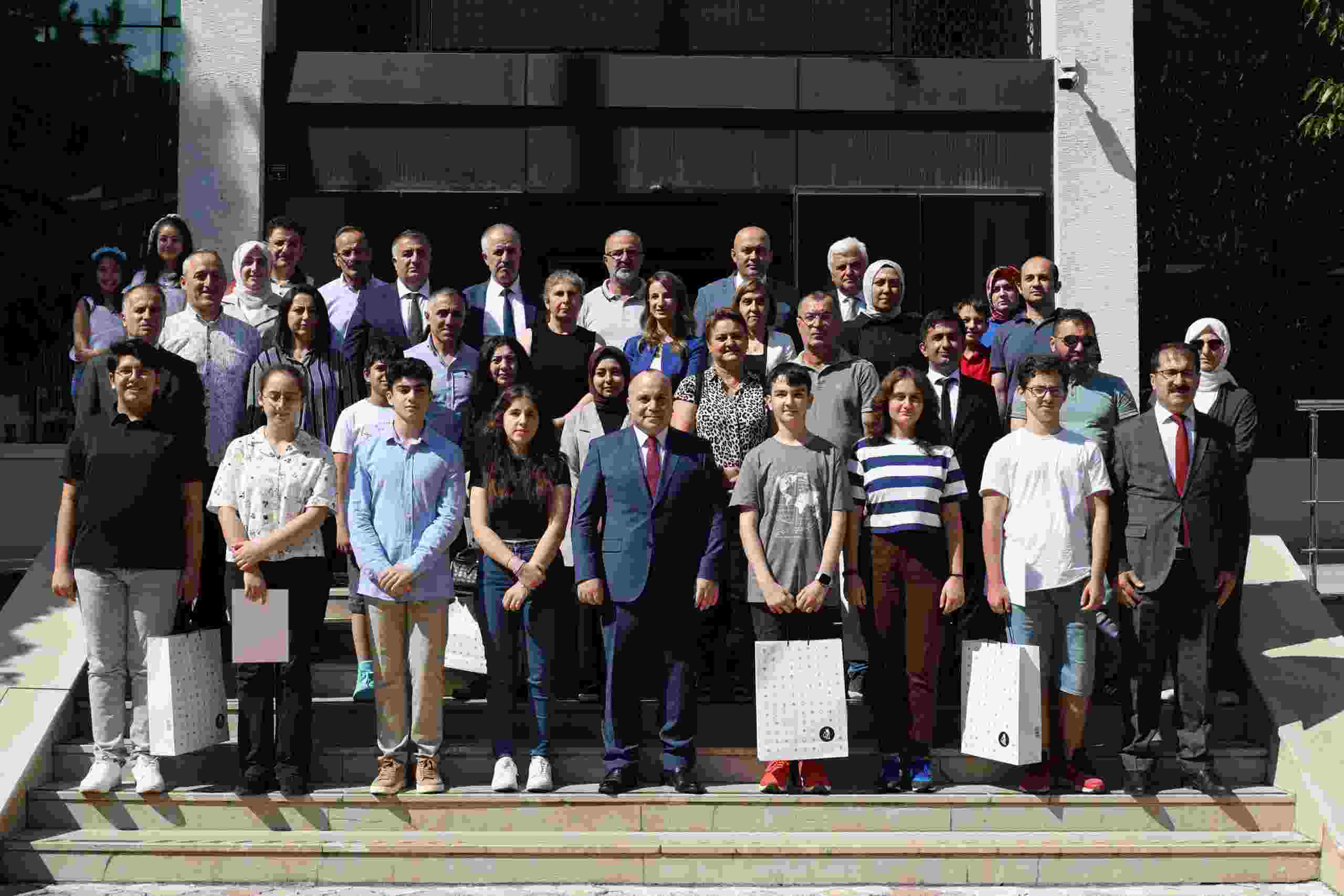 Artvin Valisi Ünsal, LGS şampiyonlarını kabul etti