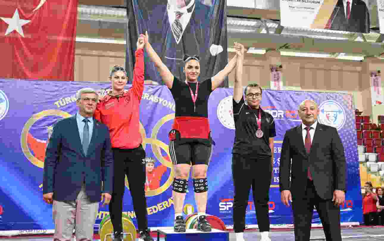 Gençler kulüpler Türkiye halter şampiyonası devam ediyor, Fatmagül Çevik rekor kırdı