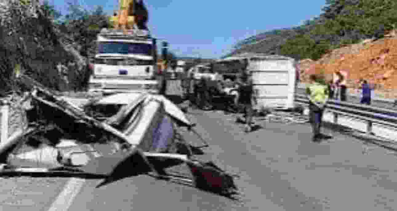 Kamyon TIR'a arkadan çarptı : Bir kişi hayatını kaybetti 