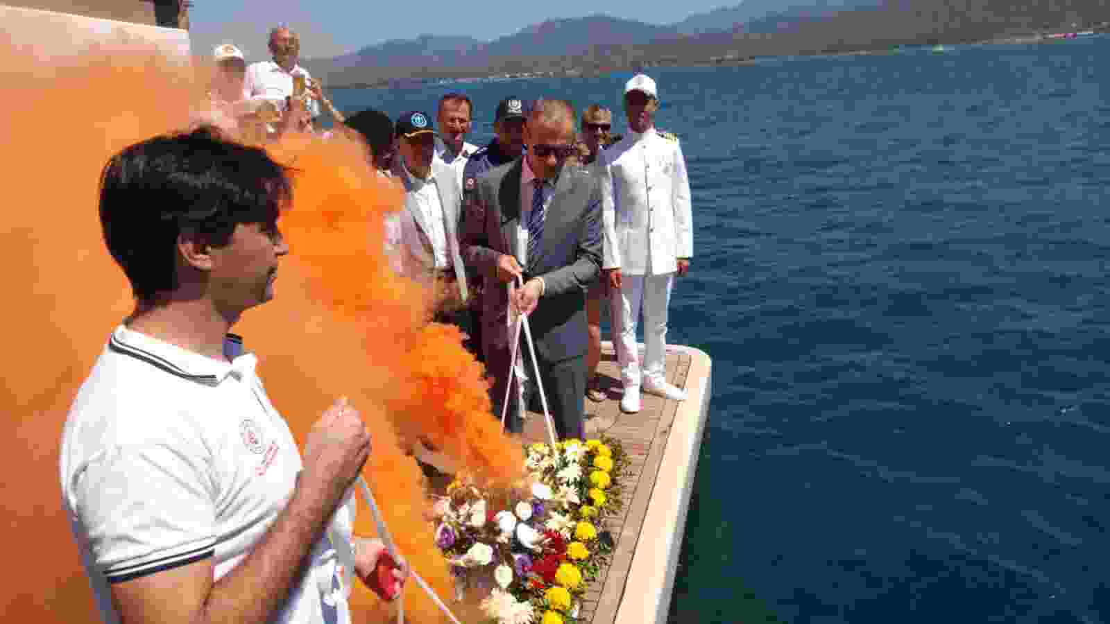 Kabotaj Bayramında denize çelenk bırakıldı