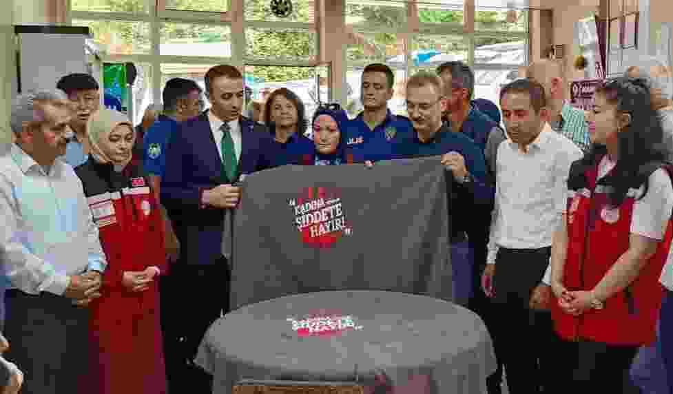Şalpazarı’ndaki kıraathanelerdeki masaların üzerine ‘’Kadına Şiddete Hayır’’ sloganlı örtüler seriliyor