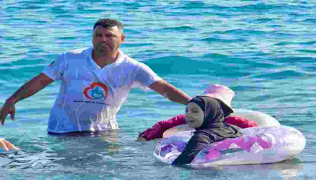 Alanya Belediyesi engelsiz halk plajı misafirlerini ağırlıyor 