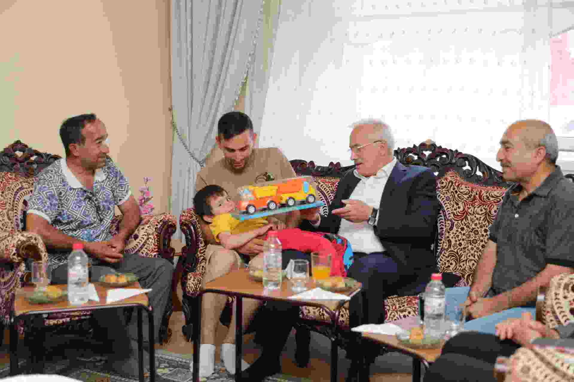 Vali Kumbuzoğlu, Yümer ailesine taziye ziyaretinde bulundu
