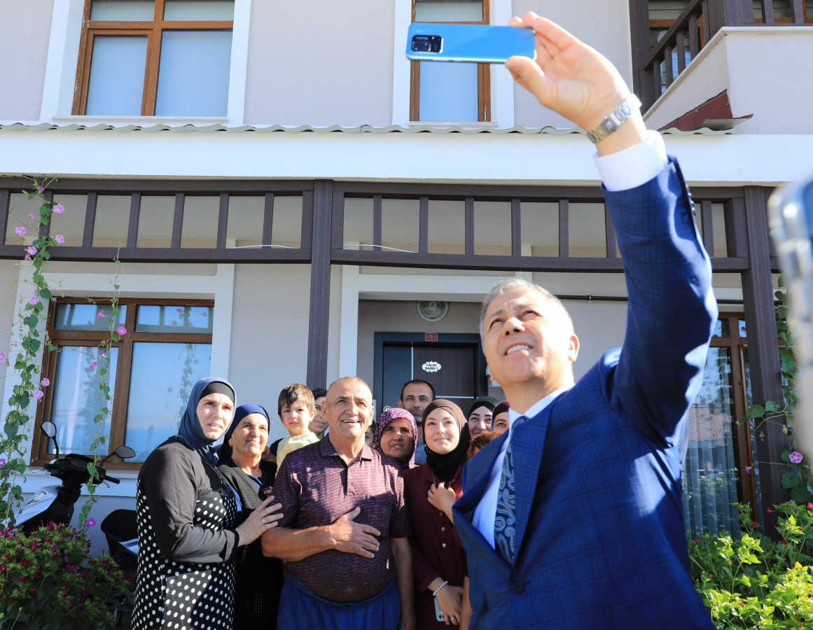 Bakan, Ahıska Türkleri'nin evlerine misafir oldu