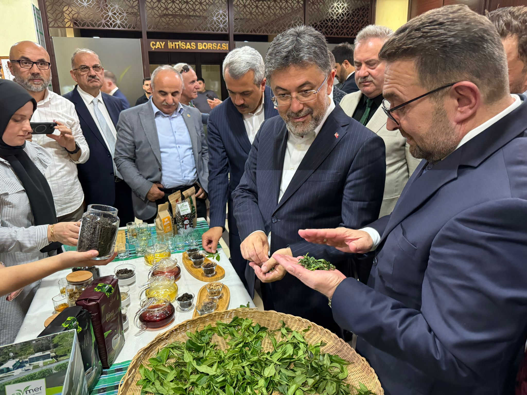 Tarım ve Orman Bakanı İbrahim Yumaklı, sektör paydaşlarıyla Rize'de buluştu.