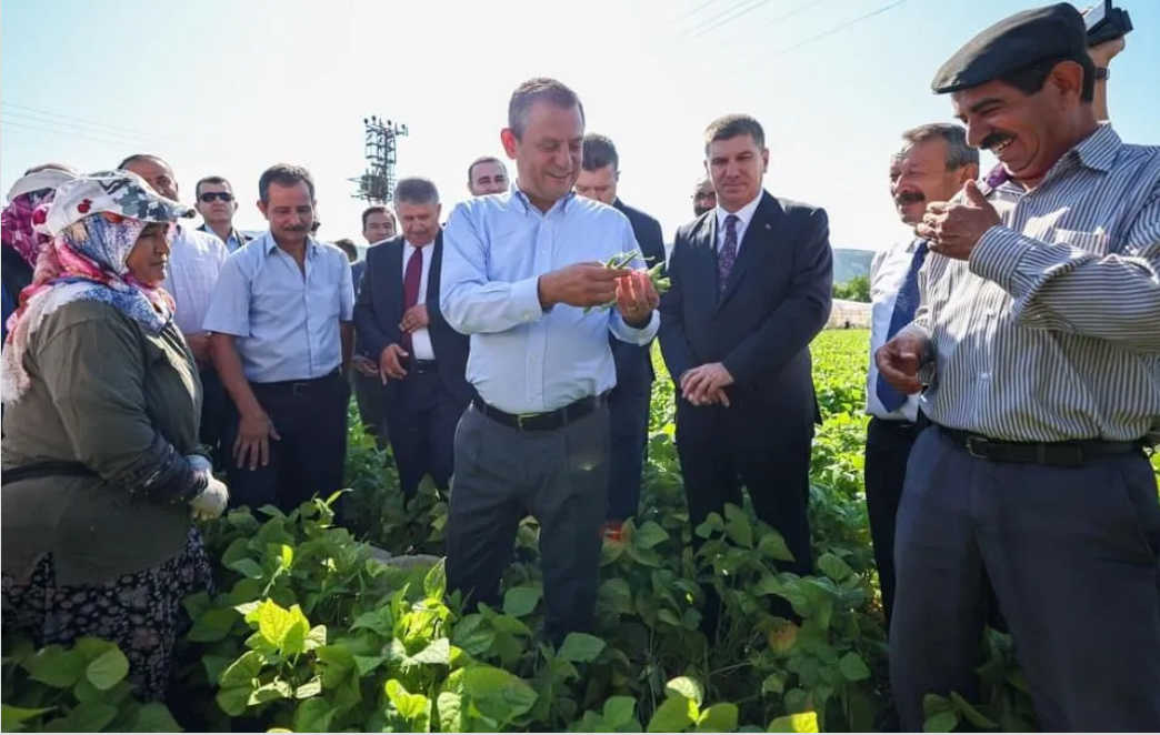 Özgür Özel Burdur’da fasülye tarlasındaki işçilerle buluştu