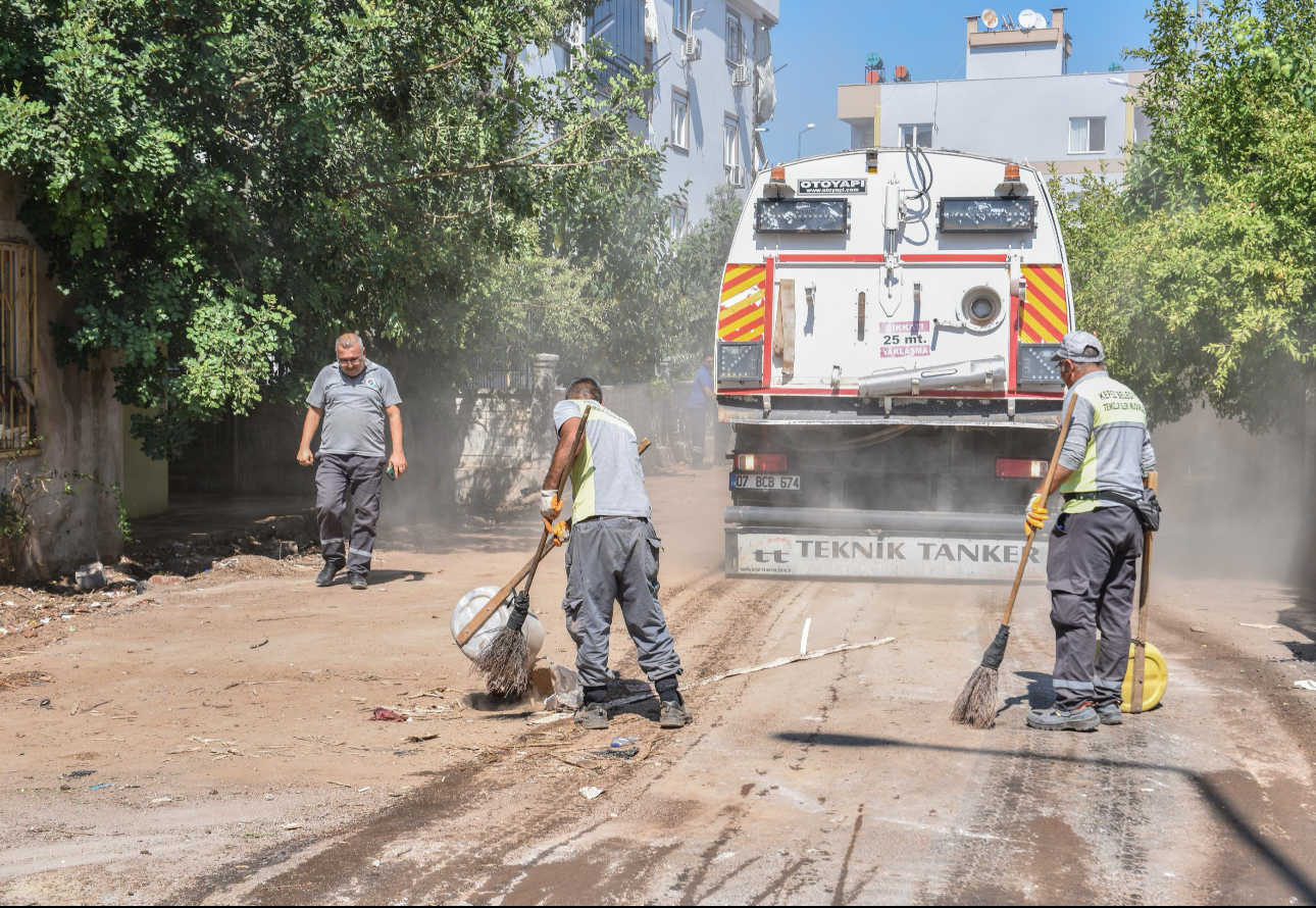 Antalya'da 2 Çöp Ev'den, 12 Kamyon Çöp Çıktı