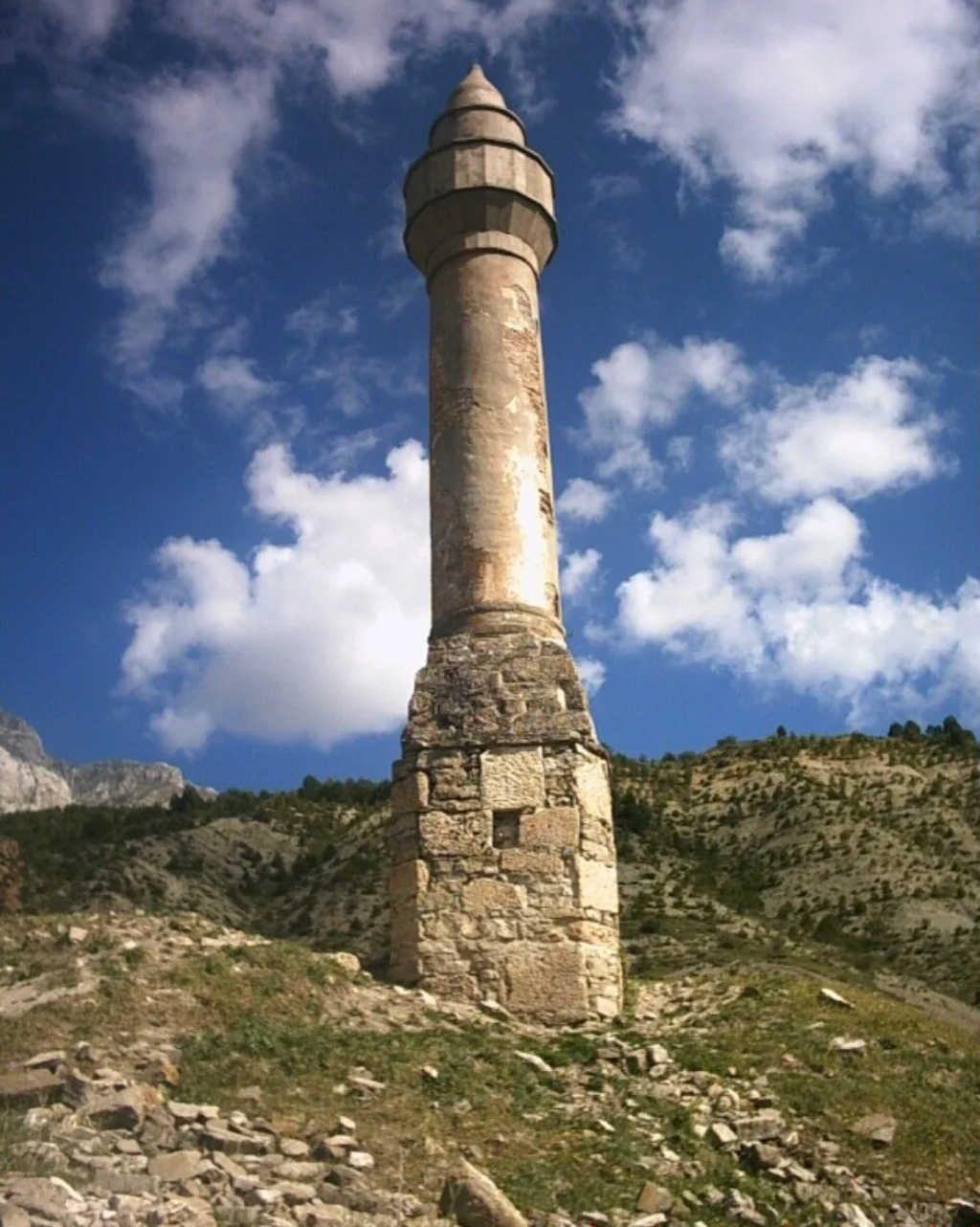 Uluborlu'da sallanan minare günümüze kadar hala ayakta