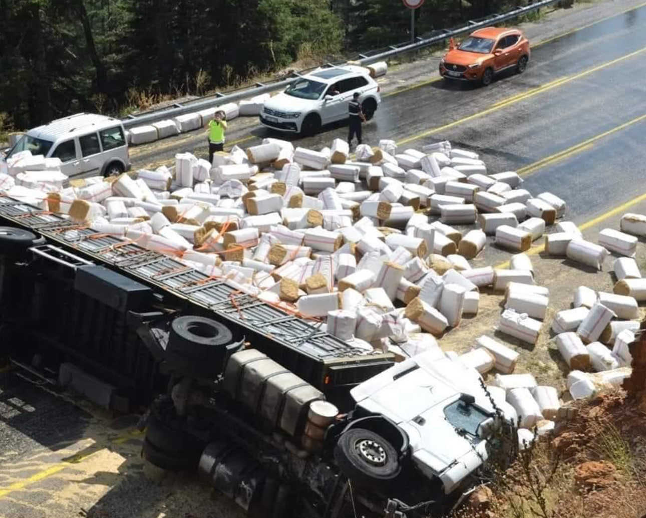 Antalya’da tonlarca saman yüklü tır devrildi