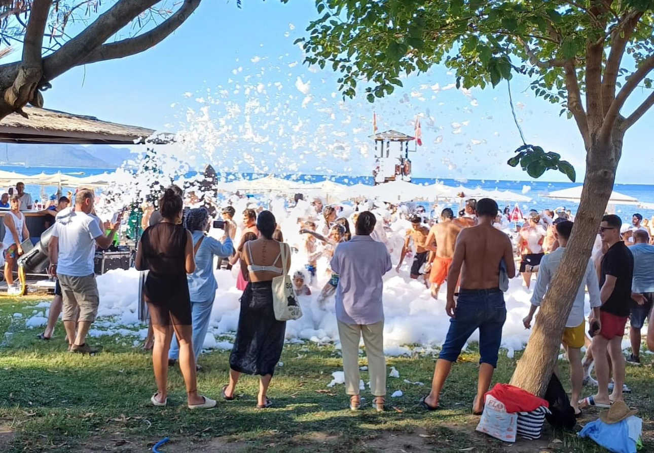 Kemer'de tatilciler köpük partisinde eğlendi