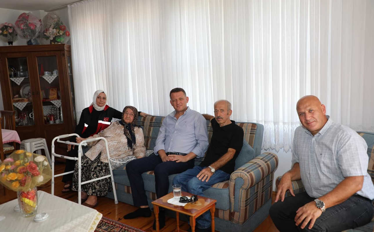 Kaymakam Ürkmezer, Şehit Ahmet Gündoğmuş’un ailesini ziyaret etti