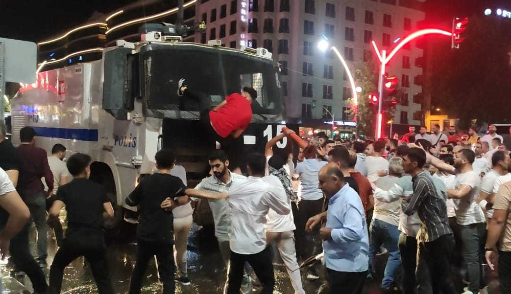 Protesto yapan bir grup, özel işletmelere saldırdı
