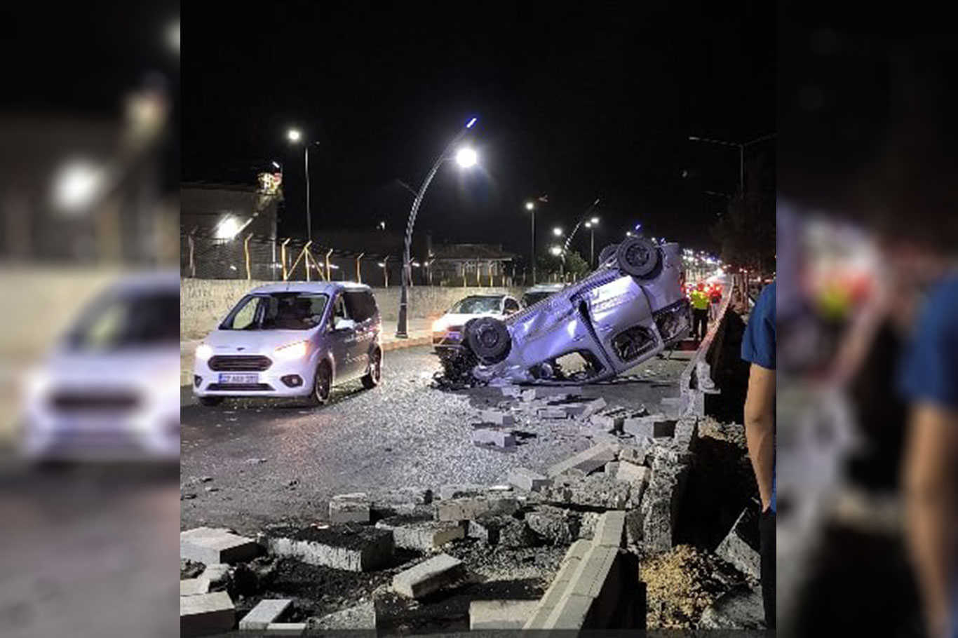 Batman'da orta refüje çarpıp takla attı